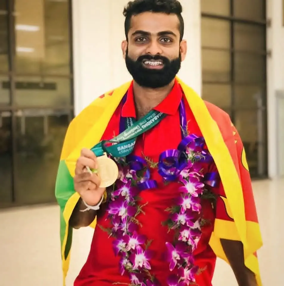 Isuru Madhushan wearing the Sri Lankan flag and holding a gold medal